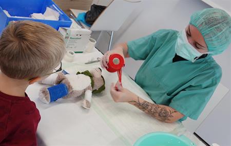 Kuscheltiere auf Station: Die Barbarossa-Kids-Klinik öffnet 2026 erneut ihre Türen