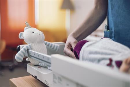 Mehrsprachige Videos informieren über Gesundheitsthemen für Neugeborene