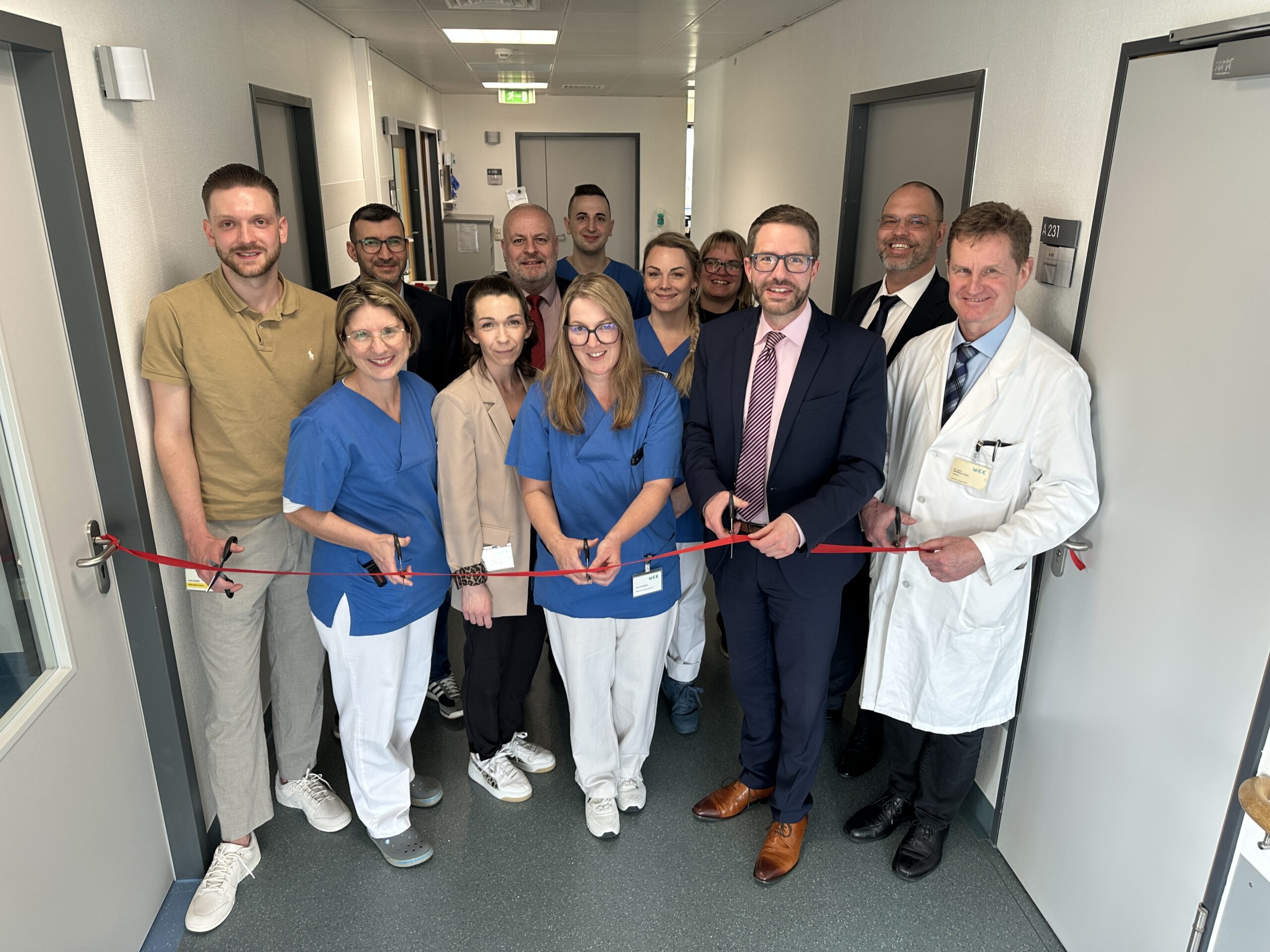Unser Bild zeigt (v.l.n.r.): Hinten: Ali Durukan (Leiter Medizintechnik), Thorsten Münse (Direktor), Mitarbeitende der Intensivstation Schlüchtern, Stefanie Siemon-Gärtner (stv. Pflegedirektorin), Christian Quack (Geschäftsführer der Main-Kinzig-Kliniken), vorne: Mitarbeitende der Intensivstation Schlüchtern, Landrat und Aufsichtsratsvorsitzender Thorsten Stolz, Dr. Wolfgang Hahn (stv. Ärztlicher Direktor am Standort Schlüchtern)