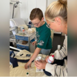 Kind wird im Umgang mit Insulinpumpe geschult