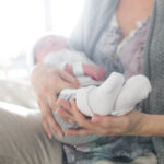 Baby, das auf einem Arm liegt