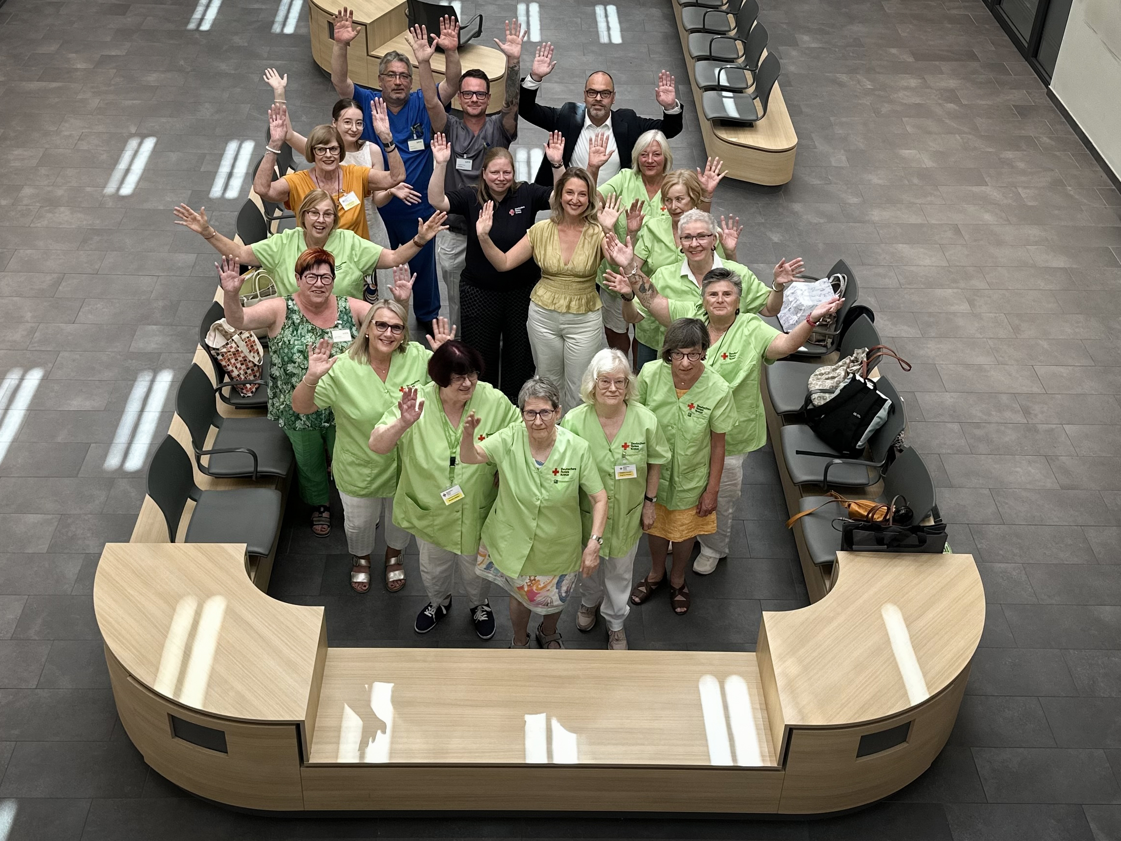Neue grüne Kasacks für den ehrenamtlichen Besuchs- und Vorlesedienst der Main-Kinzig-Kliniken