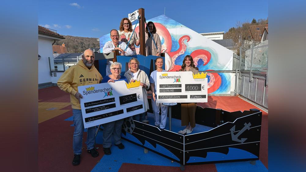 Unser Bild zeigt (v.l.n.r.): Hinten: PD. Dr. Buxmann (Chefarzt Kinderklinik), Bettina Büdel (Vorstand Barbarossakinder), Sylvia Klopottek (Leitung Zentraleinkauf) Vorne: Gerd Gabel, Frau Hoffmann, Frau Behrendt (Rothenberger Weihnachtsmarkt-Organisationsteam), Alma Ekic (Bereichsleitung Pädiatrie), Saskia Grams (Eventdesign)