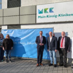 Christian Quack (Geschäftsführer der Main-Kinzig-Kliniken), Loredana Iuriet (Fachärztin für Psychiatrie und Psychotherapie Main-Kinzig-Kliniken), Stefanie Siemon-Gärtner (Stellv. Pflegedirektorin Main-Kinzig-Kliniken), Landrat und Aufsichtsratsvorsitzender Thorsten Stolz, Reinhold Baier (Erster Stadtrat Schlüchtern), Thorsten Münse (Direktor Main-Kinzig-Kliniken), Dr. med. Wolfgang Hahn (Stellv. Ärztlicher Direktor Main-Kinzig-Kliniken Schlüchtern)