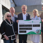 Unser Bild zeigt (v.l.n.r.): Christian Quack (Geschäftsführer der Main-Kinzig-Kliniken), Vorstandsmitglieder der Freunde und Förderer, Dr. Diana Mäser (Ärztliche Leiterin Palliativstation Schlüchtern), Landrat und Aufsichtsratsvorsitzender Thorsten Stolz