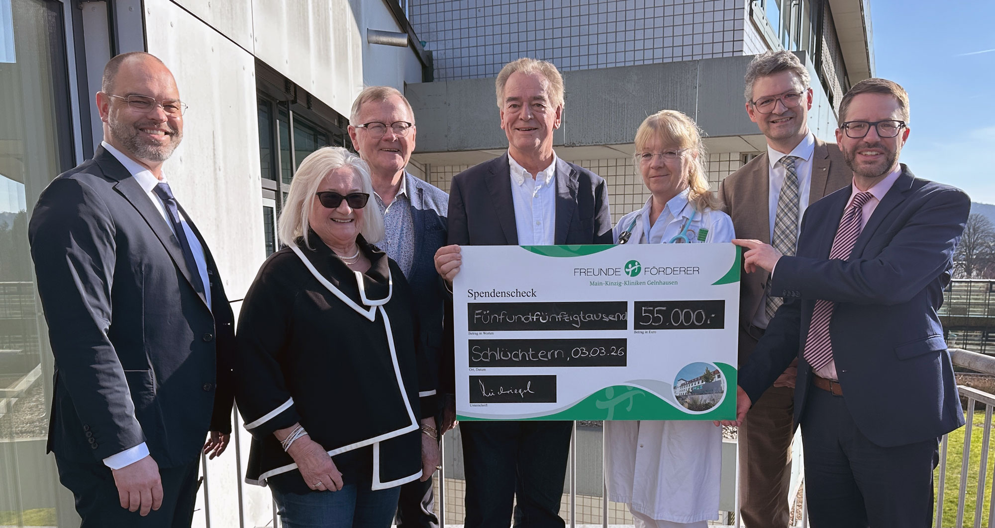 Unser Bild zeigt (v.l.n.r.): Christian Quack (Geschäftsführer der Main-Kinzig-Kliniken), Vorstandsmitglieder der Freunde und Förderer, Dr. Diana Mäser (Ärztliche Leiterin Palliativstation Schlüchtern), Landrat und Aufsichtsratsvorsitzender Thorsten Stolz