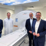 Ali Durukan (Leitung Medizintechnik), PD Dr. med. Markus Zimmermann (Chefarzt der Klinik für diagnostische und interventionelle Radiologie), Christian Quack (Geschäftsführer der Main-Kinzig-Kliniken), Landrat Thorsten Stolz, Dr. med. Kevin Bohrt (Leitender Oberarzt, Klinik für diagnostische und interventionelle Radiologie)