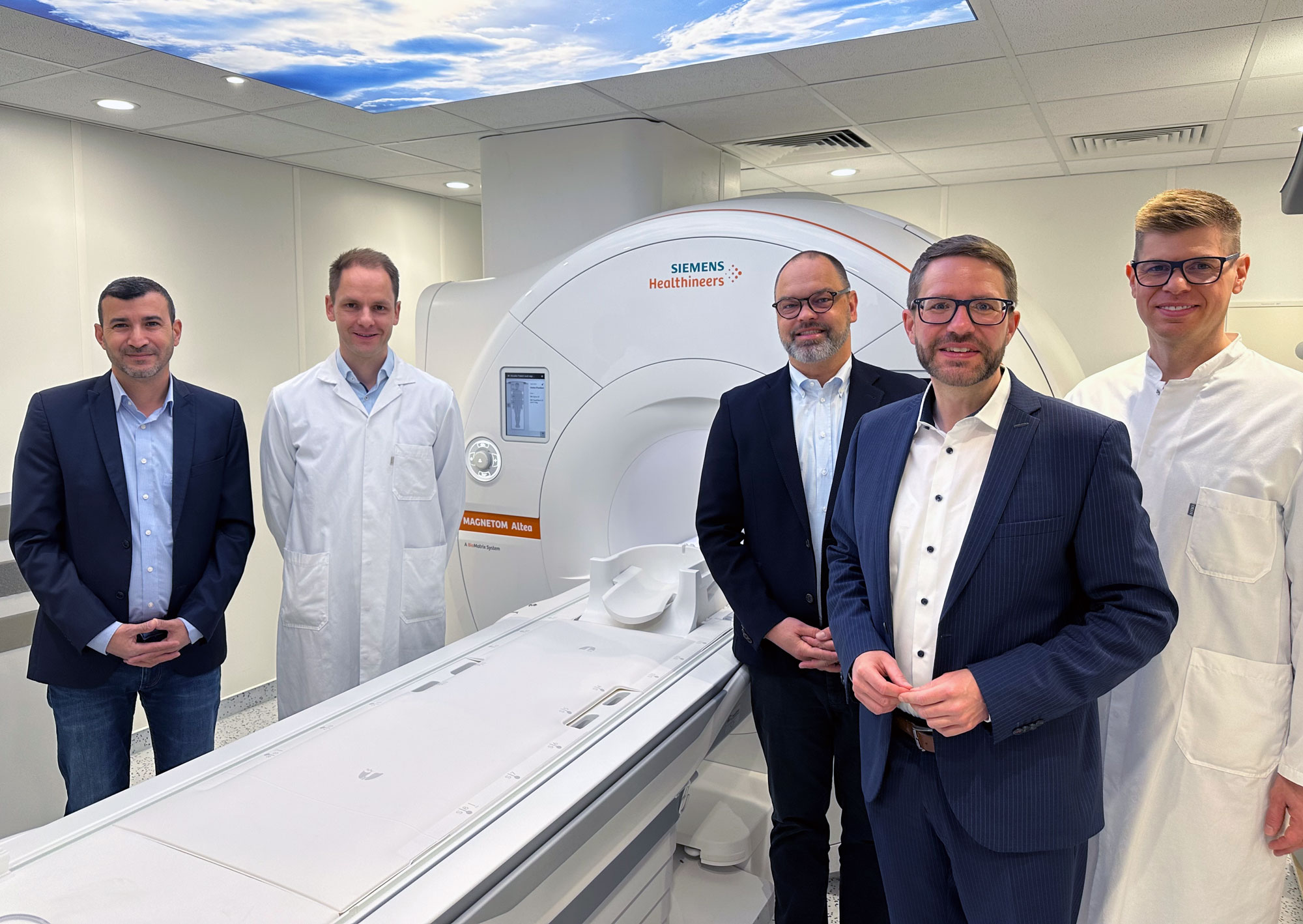 Ali Durukan (Leitung Medizintechnik), PD Dr. med. Markus Zimmermann (Chefarzt der Klinik für diagnostische und interventionelle Radiologie), Christian Quack (Geschäftsführer der Main-Kinzig-Kliniken), Landrat Thorsten Stolz, Dr. med. Kevin Bohrt (Leitender Oberarzt, Klinik für diagnostische und interventionelle Radiologie)