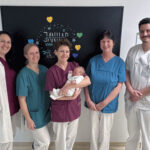 Mitarbeitende der Main-Kinzig-Kliniken sowie das Neujahrsbaby Emil