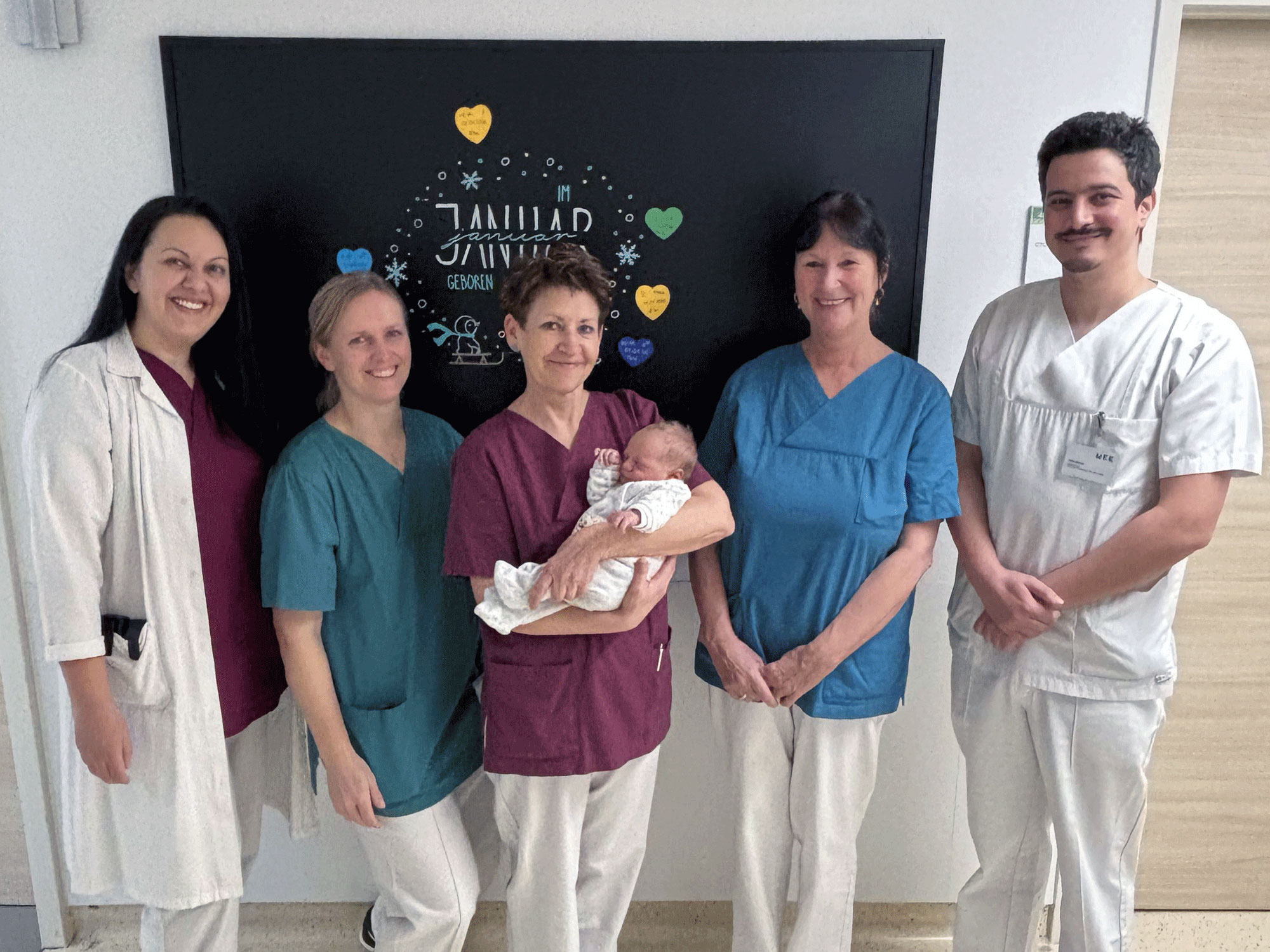 Mitarbeitende der Main-Kinzig-Kliniken sowie das Neujahrsbaby Emil