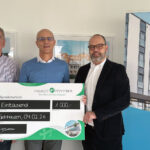 Unser Bild zeigt (v.l.n.r.): Siegfried Rückriegel (Freunde und Förderer), Richard Müller (Spender), Christian Quack (Geschäftsführer der Main-Kinzig-Kliniken)