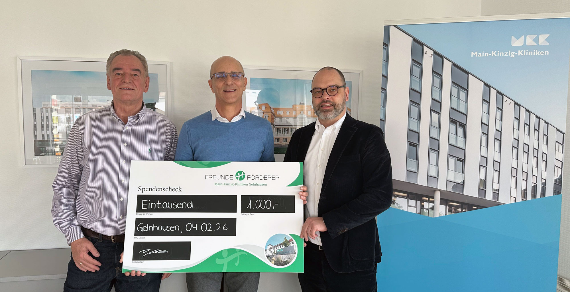 Unser Bild zeigt (v.l.n.r.): Siegfried Rückriegel (Freunde und Förderer), Richard Müller (Spender), Christian Quack (Geschäftsführer der Main-Kinzig-Kliniken)