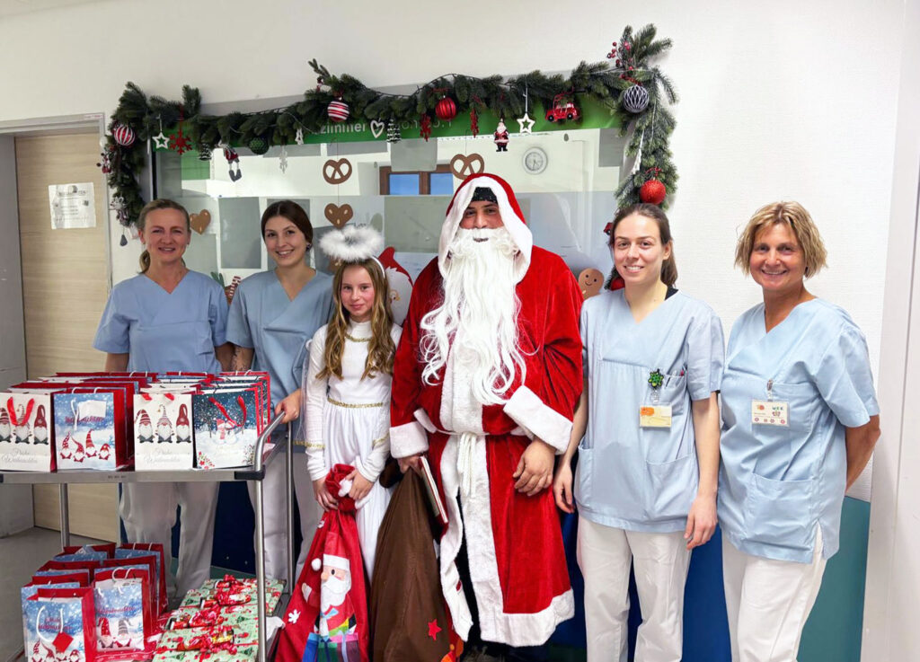 Ein verkleideter Nikolaus auf unserer Kinderstation