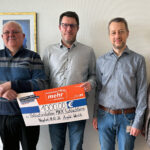 Unser Bild zeigt (v.l.n.r.) Dr. med. Diana Mäser (Ärztliche Leiterin Palliativstation), die Spender, Patrick Scheddel (Diplom-Psychologe Main-Kinzig-Kliniken), Stefanie Siemon-Gärtner (Stellv. Pflegedirektorin Main-Kinzig-Kliniken)