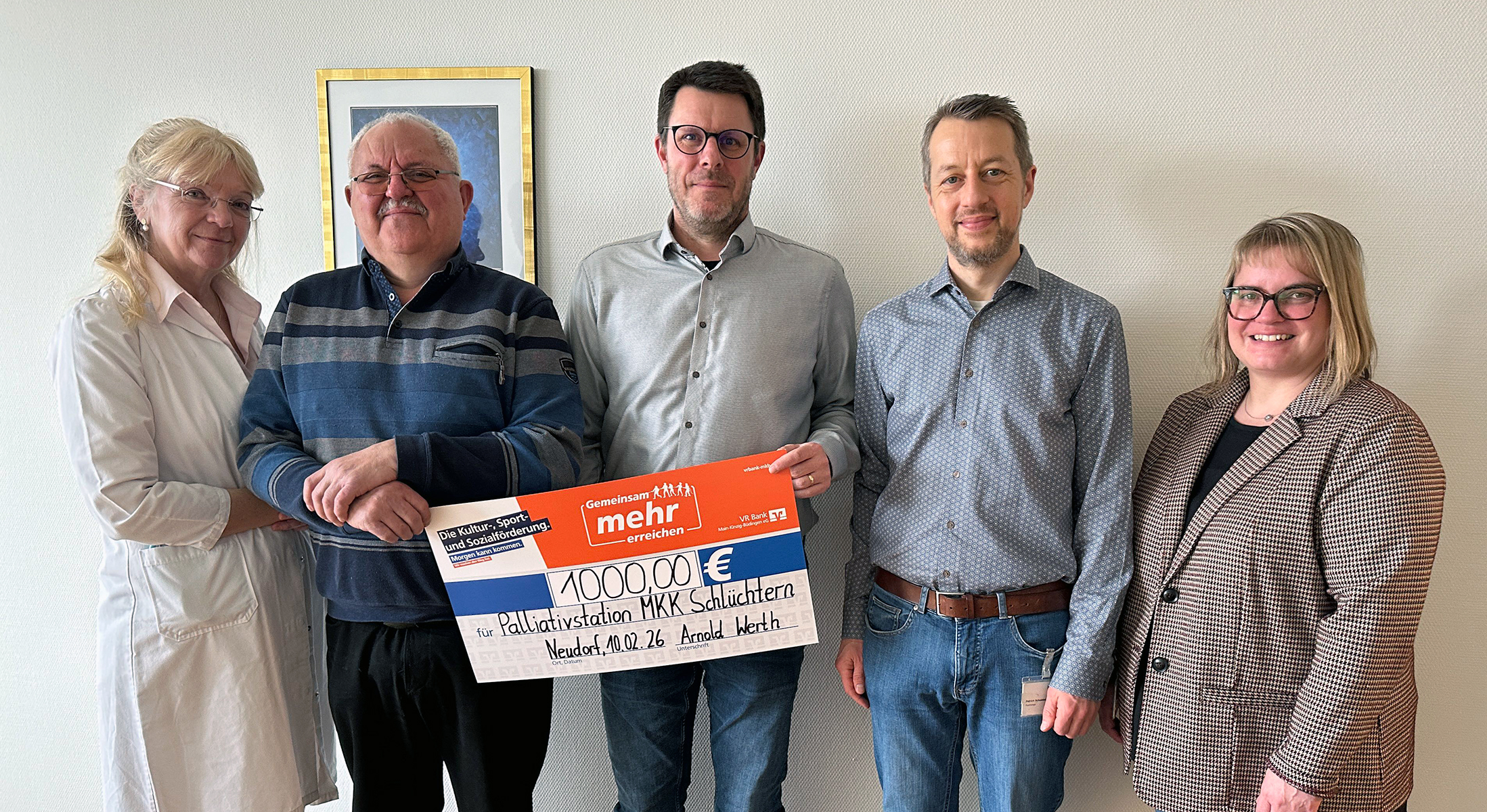 Unser Bild zeigt (v.l.n.r.) Dr. med. Diana Mäser (Ärztliche Leiterin Palliativstation), die Spender, Patrick Scheddel (Diplom-Psychologe Main-Kinzig-Kliniken), Stefanie Siemon-Gärtner (Stellv. Pflegedirektorin Main-Kinzig-Kliniken)