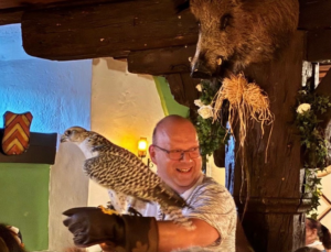 Mann mit Falken auf dem Arm.