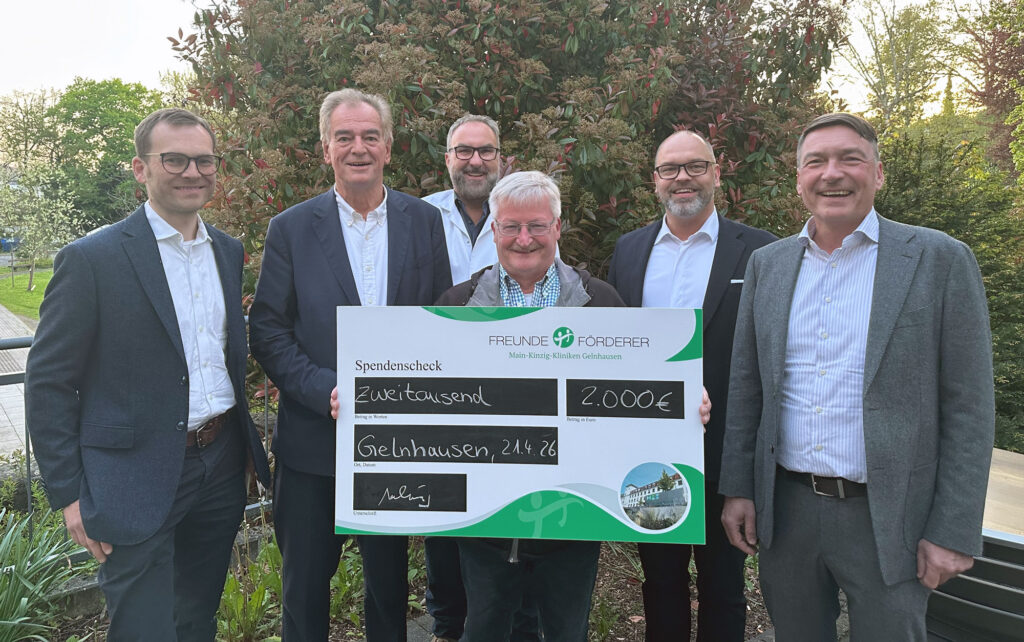 Unser Bild zeigt (v.l.n.r.): Samuel Palitzsch (Pflegedirektor), Siegfried Rückriegel (Vorstand), Dr. Andreas Schneider (stv. Ärztlicher Direktor), Spender Thomas Vehring, Christian Quack (Geschäftsführer der Main-Kinzig-Kliniken) Prof. Dr. med. Dirk Meininger (Ärztlicher Direktor)