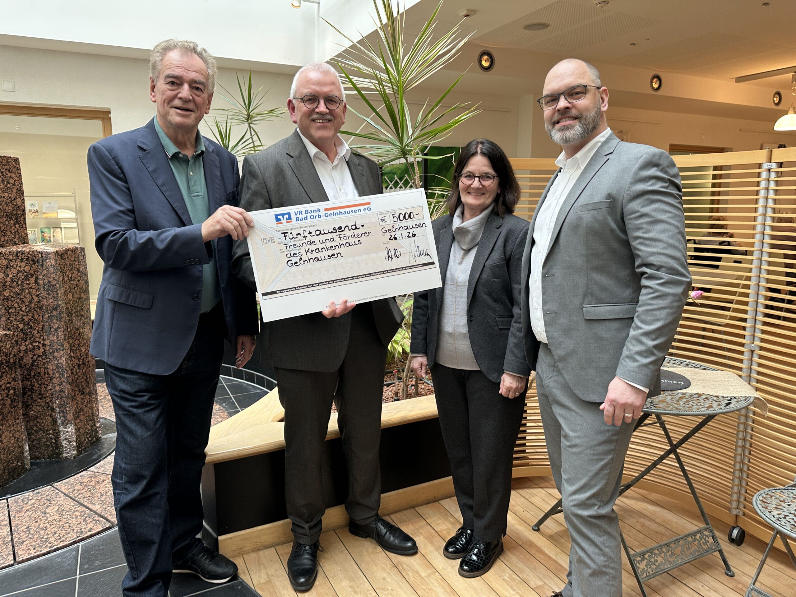 Siegfried Rückriegel (Freunde und Förderer), Thomas Reinhard (Vorstandssprecher VR Bank Bad Orb-Gelnhausen), Sylvia Klopottek (Leitung Zentraleinkauf Main-Kinzig-Kliniken), Christian Quack (Geschäftsführer der Main-Kinzig-Kliniken)