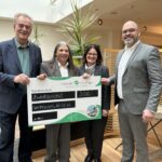 Unser Bild zeigt (v.l.n.r.): Siegfried Rückriegel (Freunde und Förderer), Manfred Zimmer (Spender), Sylvia Klopottek (Leitung Zentraleinkauf Main-Kinzig-Kliniken), Christian Quack (Geschäftsführer der Main-Kinzig-Kliniken)