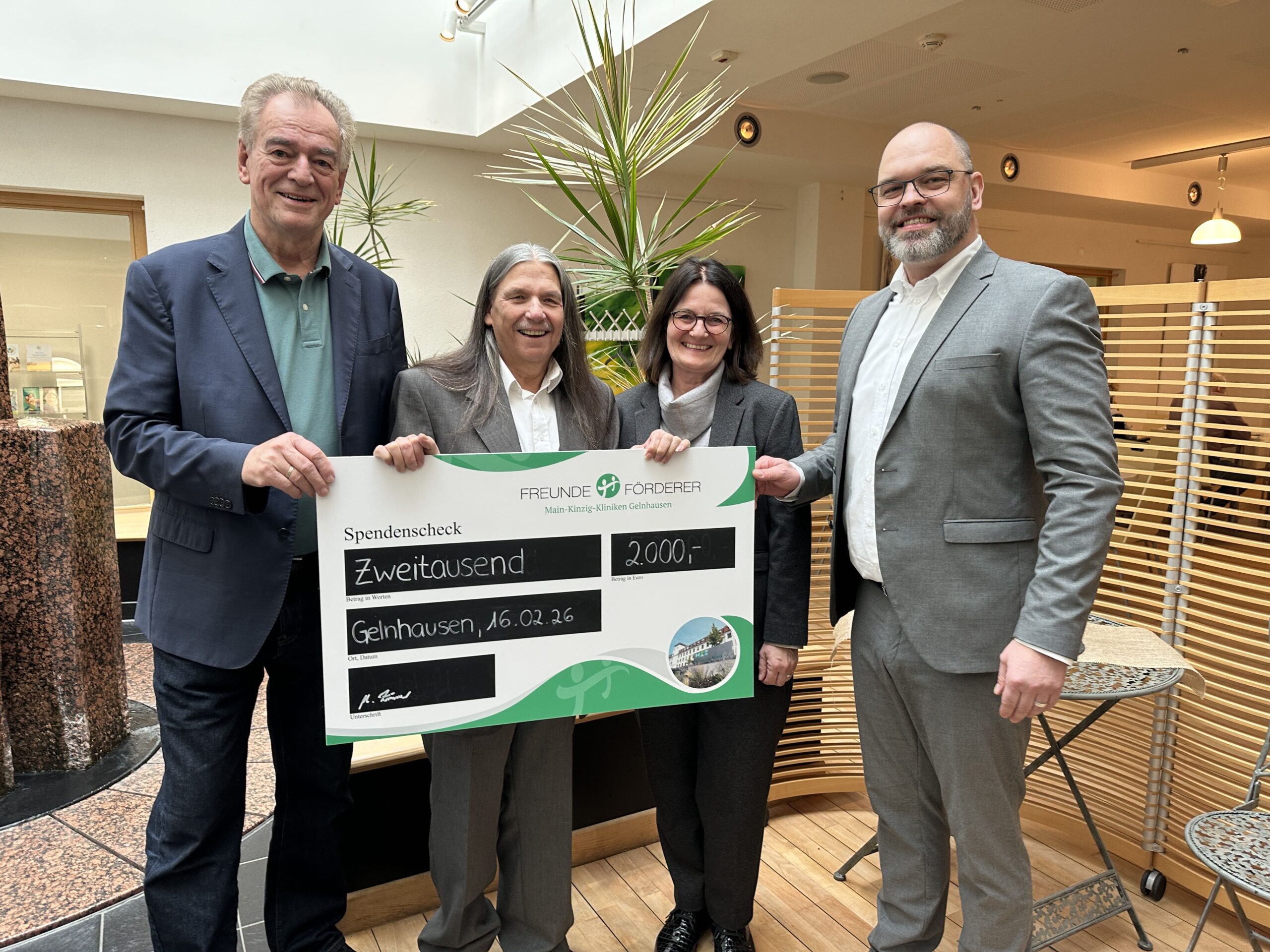 Unser Bild zeigt (v.l.n.r.): Siegfried Rückriegel (Freunde und Förderer), Manfred Zimmer (Spender), Sylvia Klopottek (Leitung Zentraleinkauf Main-Kinzig-Kliniken), Christian Quack (Geschäftsführer der Main-Kinzig-Kliniken)