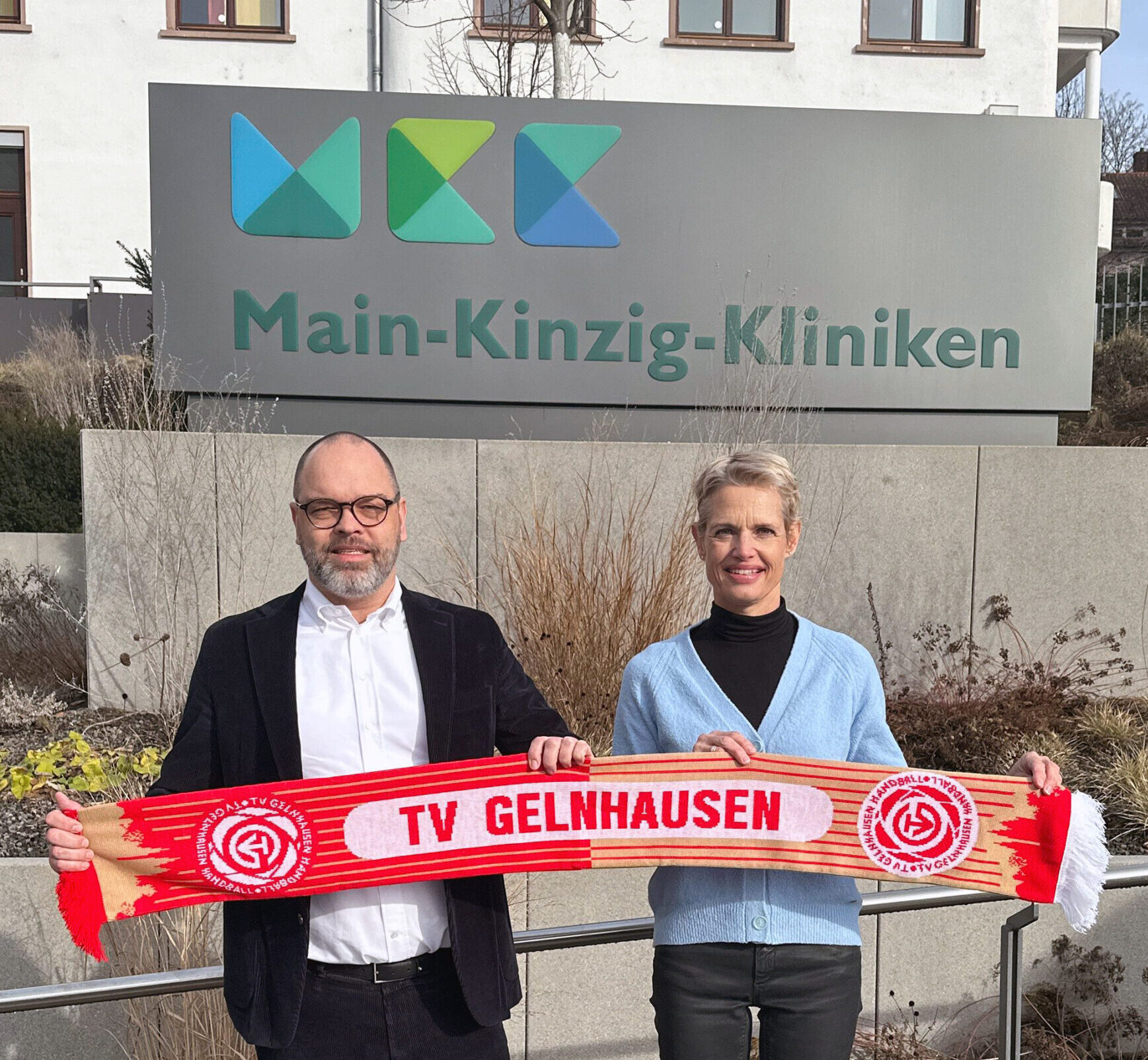 Christian Quack, Geschäftsführer der Main-Kinzig-Kliniken und Corinna Müller, Geschäftsführerin des TV Gelnhausen Handball
