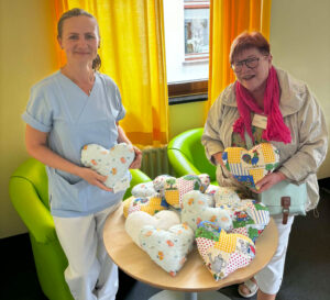 Übergabe der Herzkissen in unserer Kinderklinik
