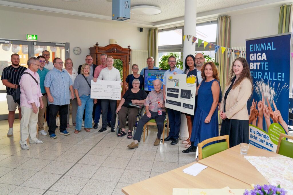 Breitband Main-Kinzig GmbH übergibt Spendencheck von 1600 Euro für Seniorinnen, Senioren und kranke Kinder.