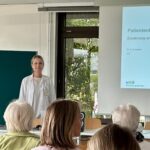 Fachärztin Dr. Scheerer hält eine Präsentation über Ernährung und Krebs.