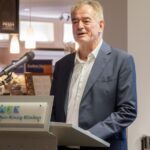 Der Vorsitzende der Freunde und Förderer der Main Kinzig Kliniken hält die Eröffnungsrede zum Jahresabschlussempfang des Fördervereins.