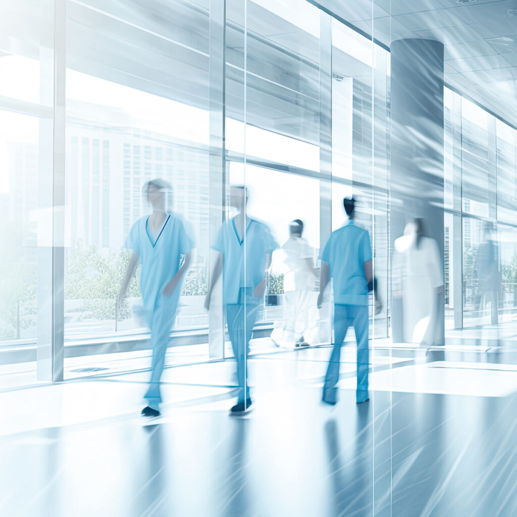 Klinik Mitarbeiter laufen durch den Flur