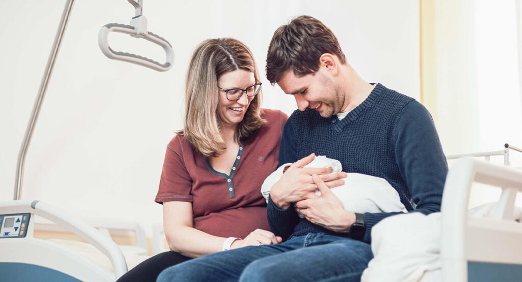 Glückliches Pärchen mit ihrem Neugeborenen