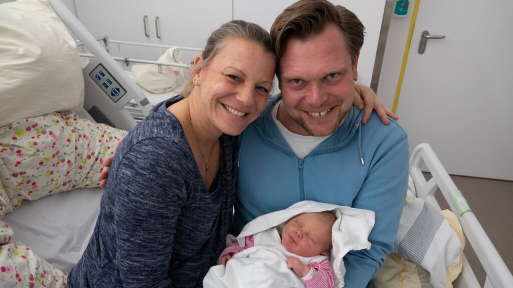 Zwei neugeborene Baby am Schalttag auf die Welt gekommen