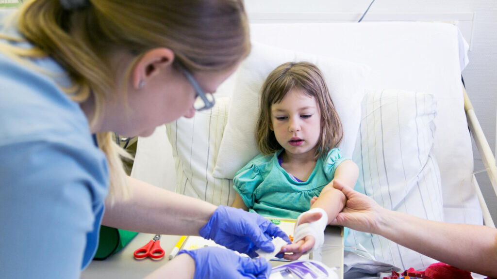 Behandlung eines Kindes im Pflegezimmer