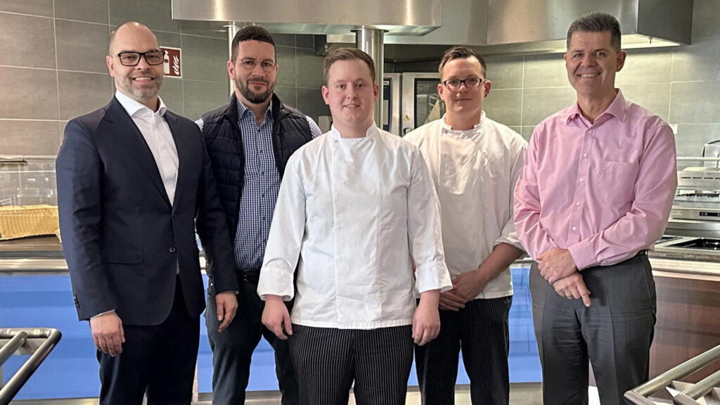 Jannik Kiehl, bester Koch-Azubi seines Jahrgangs an den Main-Kinzig-Kliniken