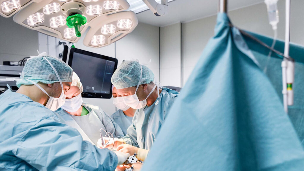 20 Jahre nach Darmkrebs-OP bedankung sich mit Spende