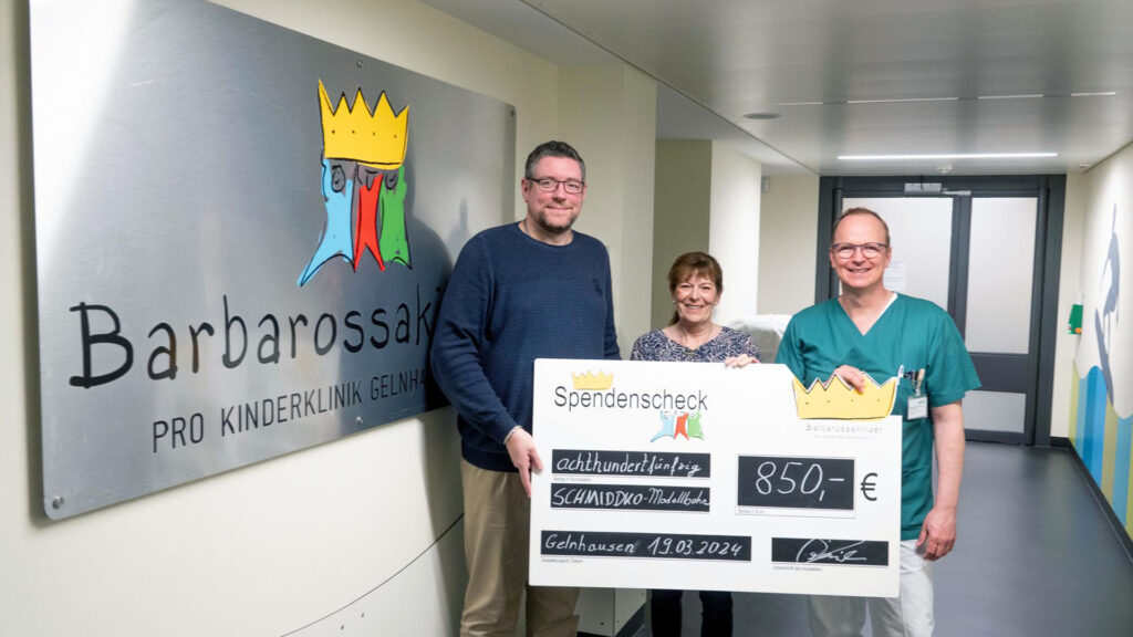 Schmiddko übergibt 850 Euro an die Barbarossakinder