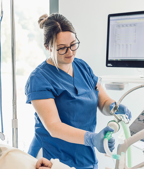 Arzthelferin pflegt einen Patienten