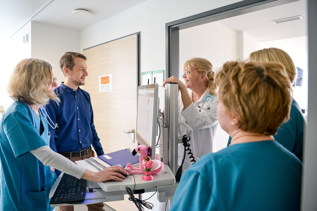 Mitarbeitet zusammen auf der Palliativstation