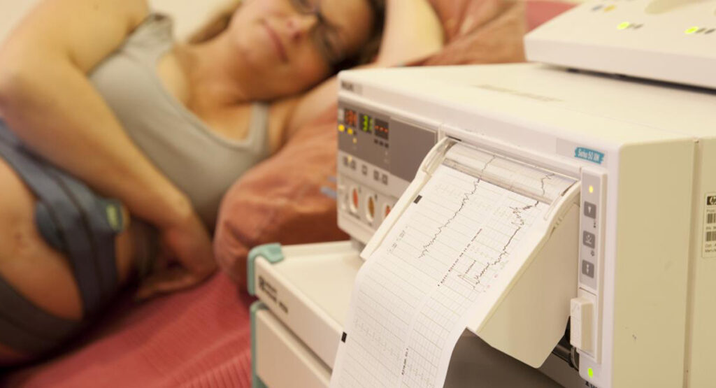 Untersuchung bei der Patientin am Babybauch