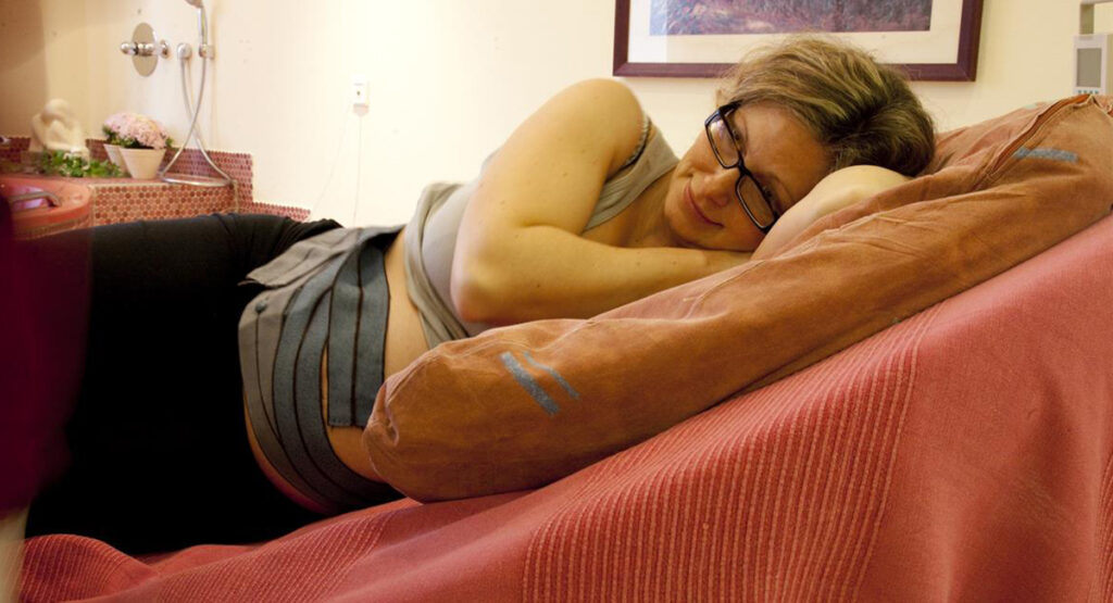 Untersuchung bei der Patientin am Babybauch