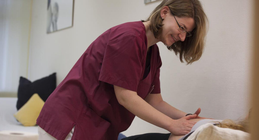 Untersuchung bei der Patientin am Babybauch