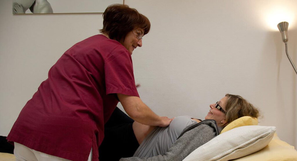 Untersuchung Patientin am Bauch