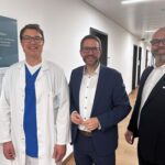 Dr. Marcus Pirot, neuer leitender Arzt der medizinischen Klinik 1 zusammen mit dem Landrat des Main-Kinzig-Kreises und dem Geschäftsführer der Main-Kinzig-Kliniken.
