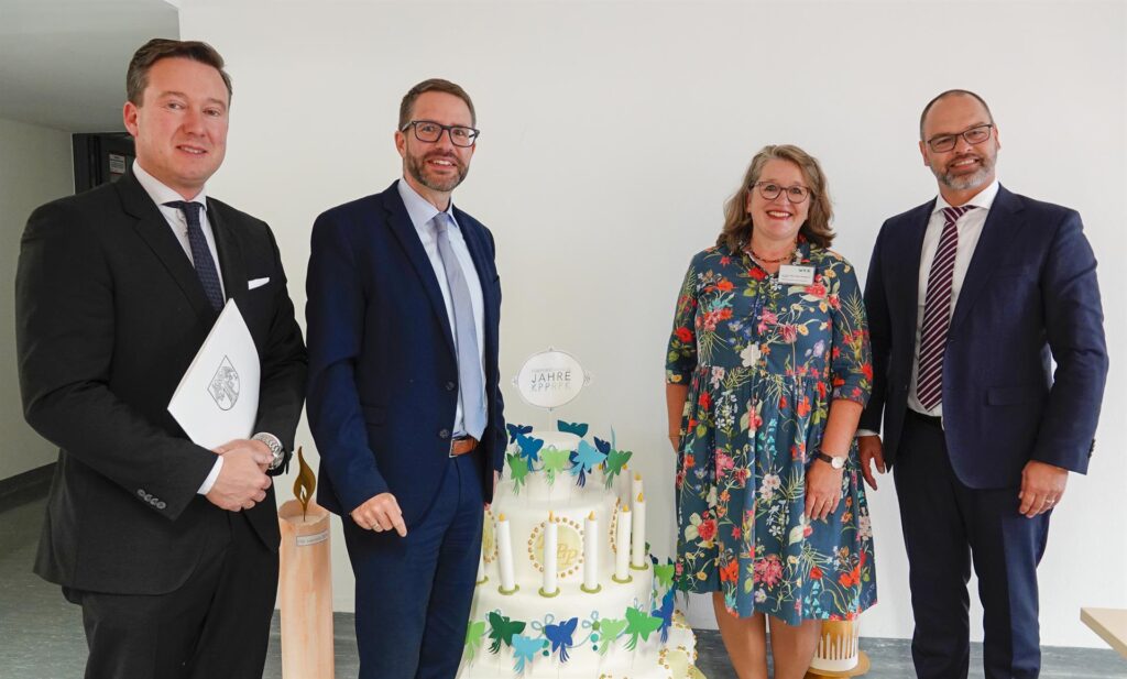 Mitarbeitende der Klinik für Psychiatrie und Psychotherapie feiern gemeinsam mit Vorstand der Main-Kinzig-Kliniken und dem Landrat des Main-Kinzig-Kreises 25 Jahre Jubiläum.