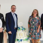Mitarbeitende der Klinik für Psychiatrie und Psychotherapie feiern gemeinsam mit Vorstand der Main-Kinzig-Kliniken und dem Landrat des Main-Kinzig-Kreises 25 Jahre Jubiläum.