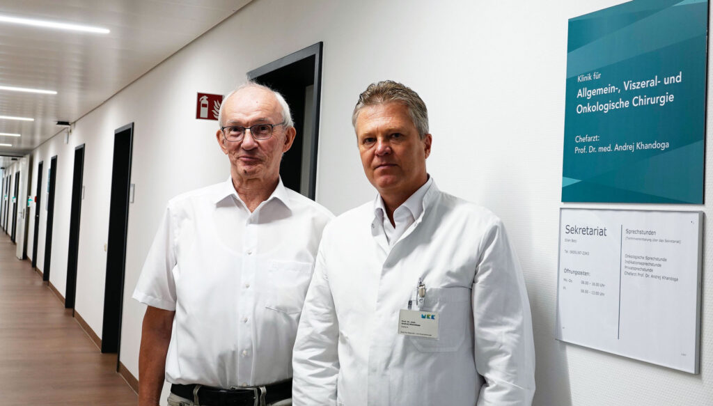 Kreisbeigeordneter Heinz Breitenbach mit leitendem Arzt des onkologischen Zentrums an den Main-Kinzig-Kliniken ein.