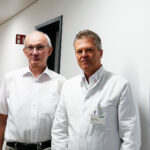 Kreisbeigeordneter Heinz Breitenbach mit leitendem Arzt des onkologischen Zentrums an den Main-Kinzig-Kliniken ein.