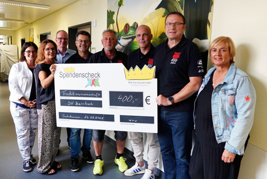 Die Traditionsmannschaft des SV 1919 Bernbach übergibt einen Spendencheck über 400 Euro an die Barbarossakinder.