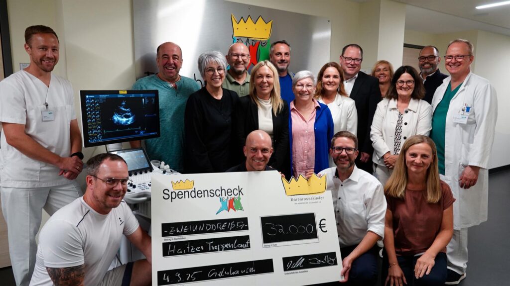 Läuferinnen und Läufer des Haitzer Treppenlaufes übergeben gemeinsam mit Landrat Thorsten Stolz einen Spendencheck an die Main-Kinzig-Kliniken.