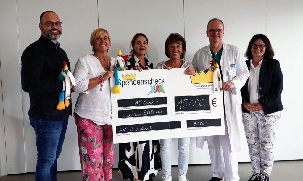 Mitglieder der Julian Stiftung übergeben Spendencheck an den Vorstand der Main-Kinzig-Kliniken.
